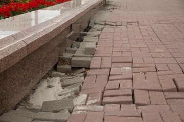 Как исправить проседание тротуарной плитки?
